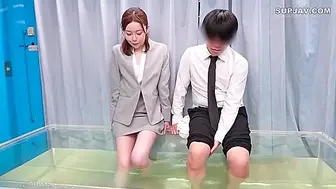 Minami Umeda Mirror Van A Boss And Subordinate Are Alone In A Mobile Mixed-bathroom Hot Spring The Subordinates Dick Is Astoundingly Erect At Over 120% When The Wet-haired Female Boss Seduces Him, Completely