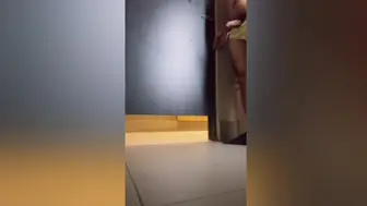 Me masturbo en vestidor publico