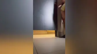 Me masturbo en vestidor publico
