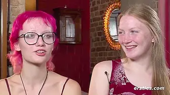 Skater Girl Und Metal Girl Haben Spai Mit Toys