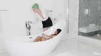 Stepmommy Jelena Jensen Shamelessly Comes In Bathroom To Her Stepdaughter